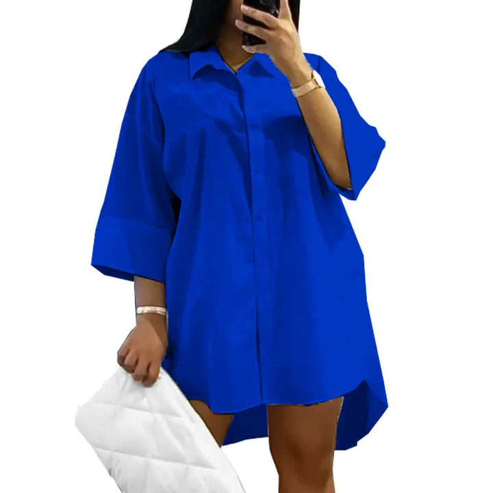 Frau in blauem Hemdkleid, hält weiße gesteppte Tasche, modisches Outfit.