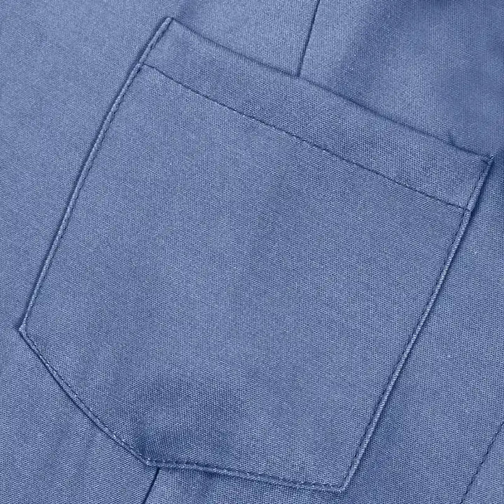 Blaue Stofftasche auf Hemd, Nahaufnahme, Baumwolle, Textur, Mode, Detailansicht.