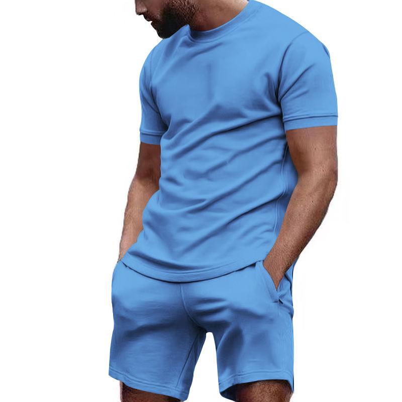 Mann in blauem T-Shirt und Shorts, Freizeitkleidung, Sommermode, Herrenbekleidung.