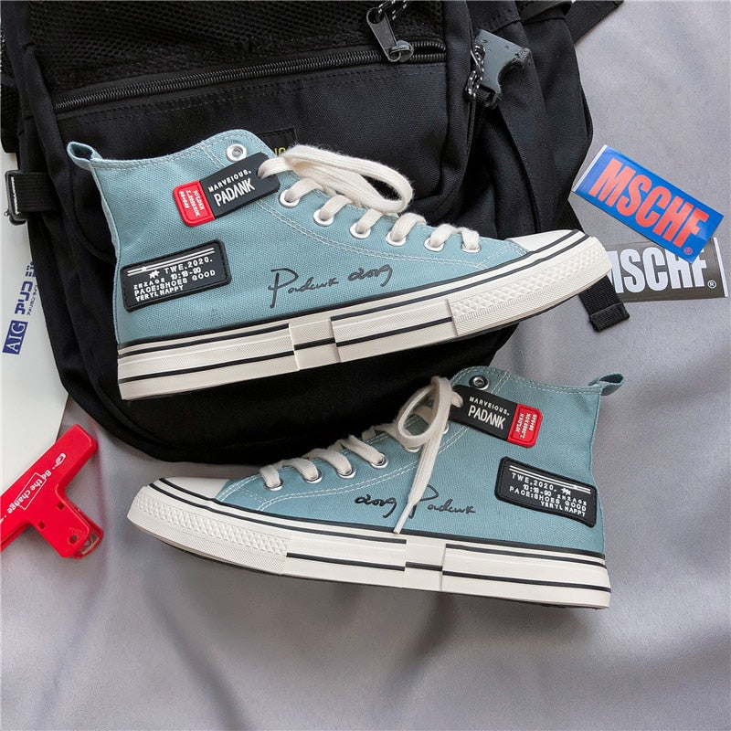 Blaue High-Top-Sneaker mit weißen Schnürsenkeln und Schriftzug, lässige Mode-Schuhe.