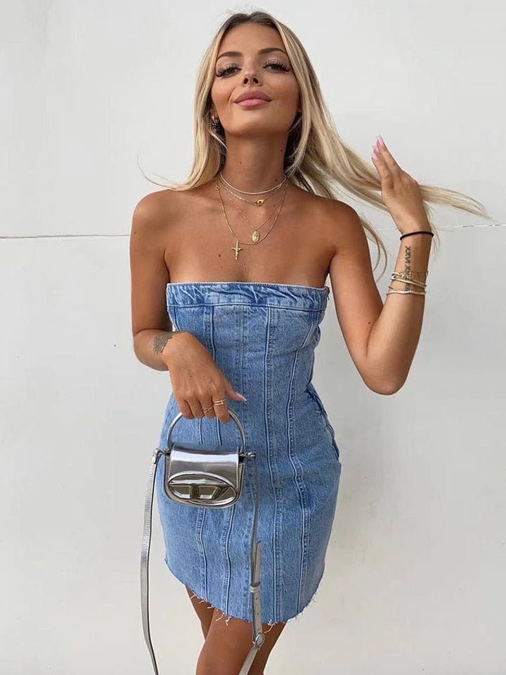 Frau in schulterfreiem Jeanskleid mit silberner Tasche, modisch, lässig, Sommeroutfit.