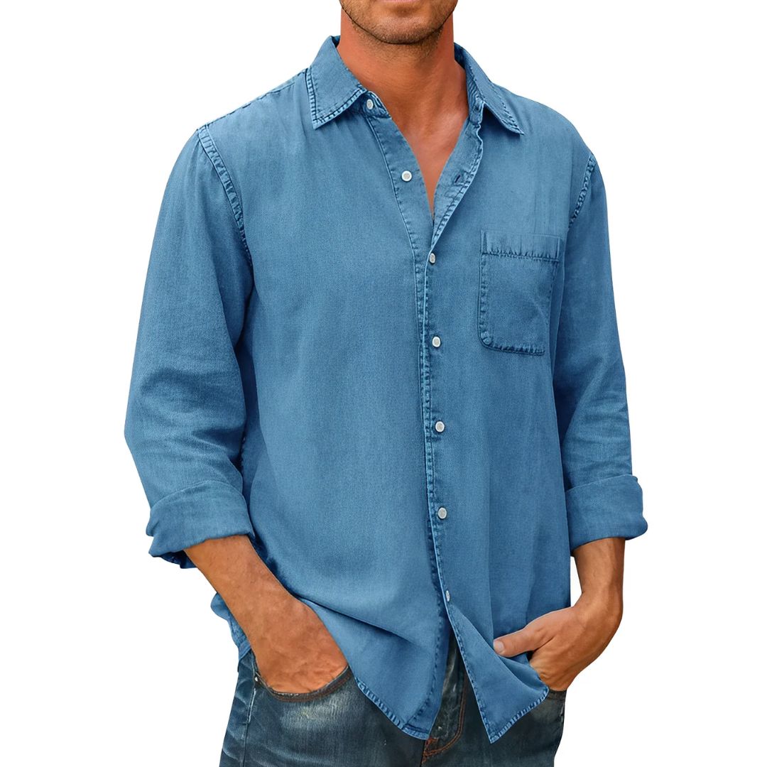 Mann in blauer Jeanshemd, lässig, langärmlig, mit Brusttasche, modisch, Freizeitkleidung.