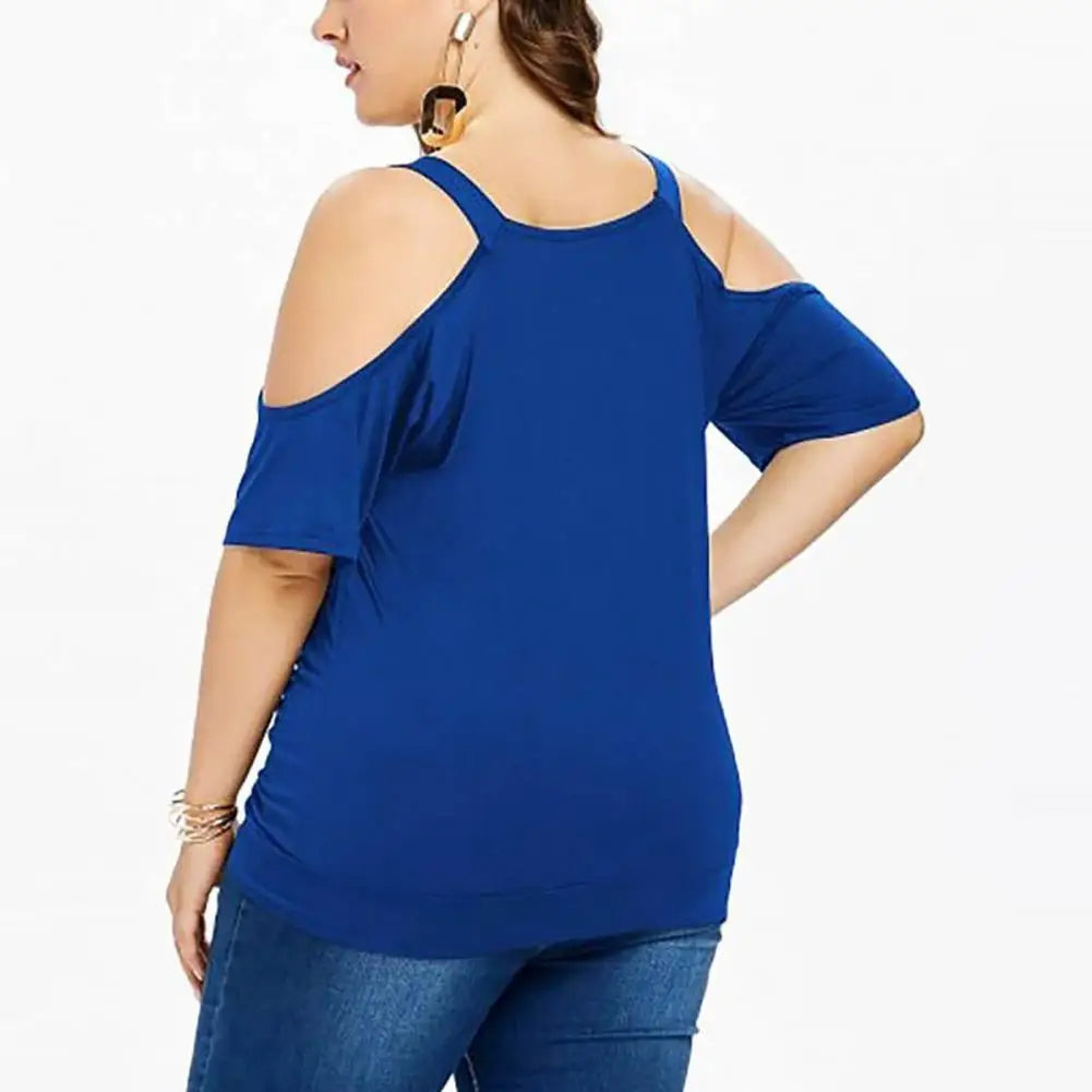 Frau in blauem Cold-Shoulder-Top, Jeans, Rückansicht, Plus-Size-Mode, Sommerkleidung.