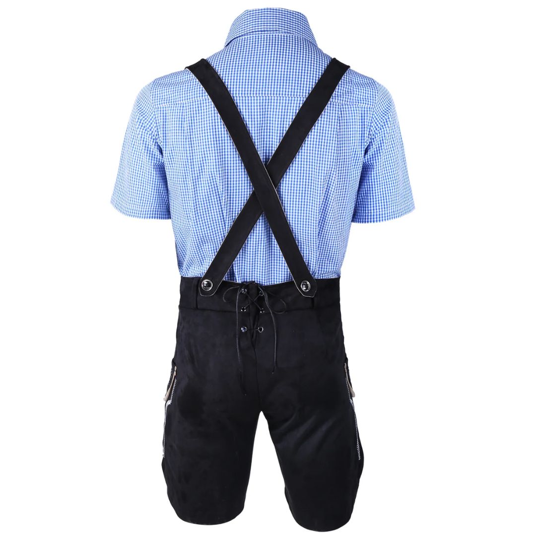 Blaues Karohemd mit schwarzen Lederhosen und Hosenträgern, traditionell bayerische Tracht.