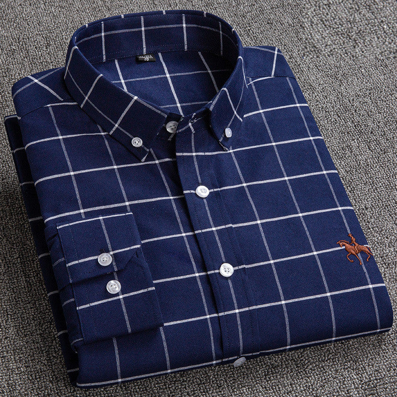 Dunkelblaues Herrenhemd mit Karomuster, Button-Down-Kragen, Baumwolle, gesticktes Logo.
