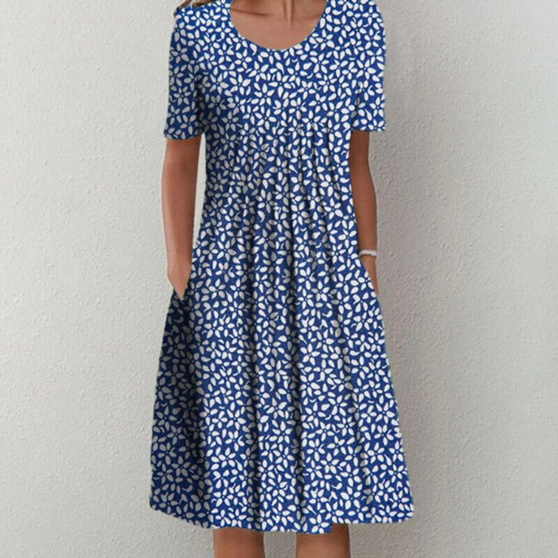 Blaues Sommerkleid mit weißem Blumenmuster, knielang, kurzärmelig, aus Baumwolle.