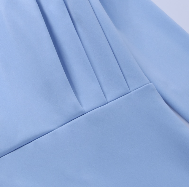 Blaues Kleid aus Baumwolle, elegantes Design, Falten, Damenmode, hochwertiger Stoff.