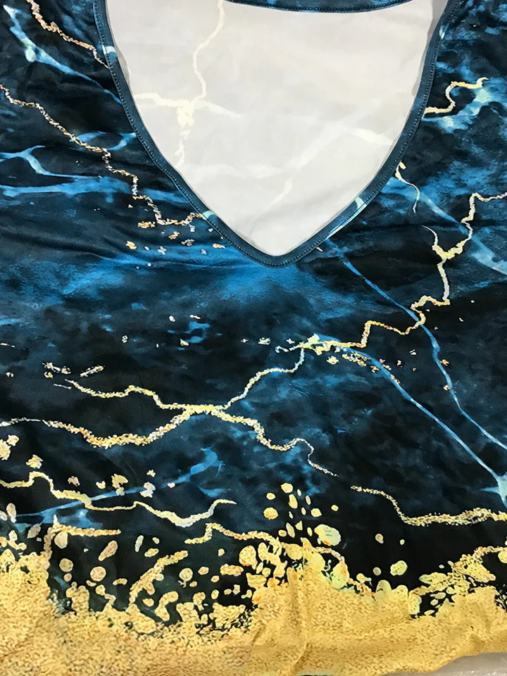 Blaues und gelbes Batik-T-Shirt mit V-Ausschnitt, abstraktes Design, Baumwolle, Damenmode.