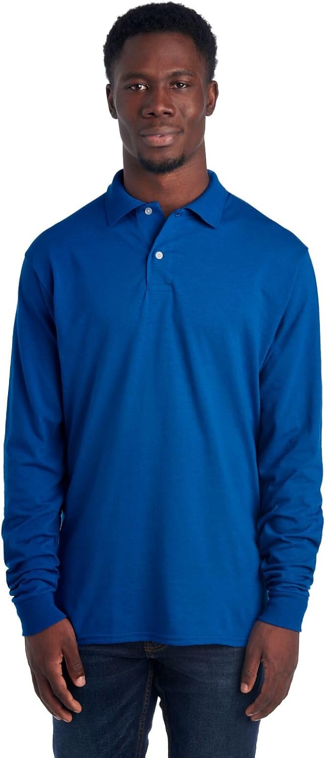 Mann trägt blaues Langarm-Poloshirt, Baumwolle, klassischer Stil, Freizeitmode.
