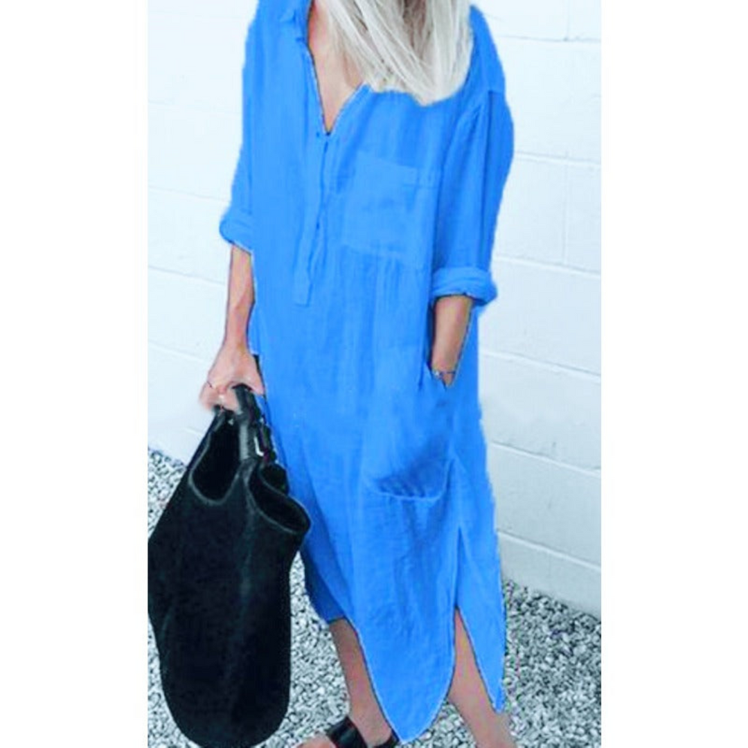 Frau in blauem Leinenkleid mit langen Ärmeln, hält schwarze Tasche, Sommermode.