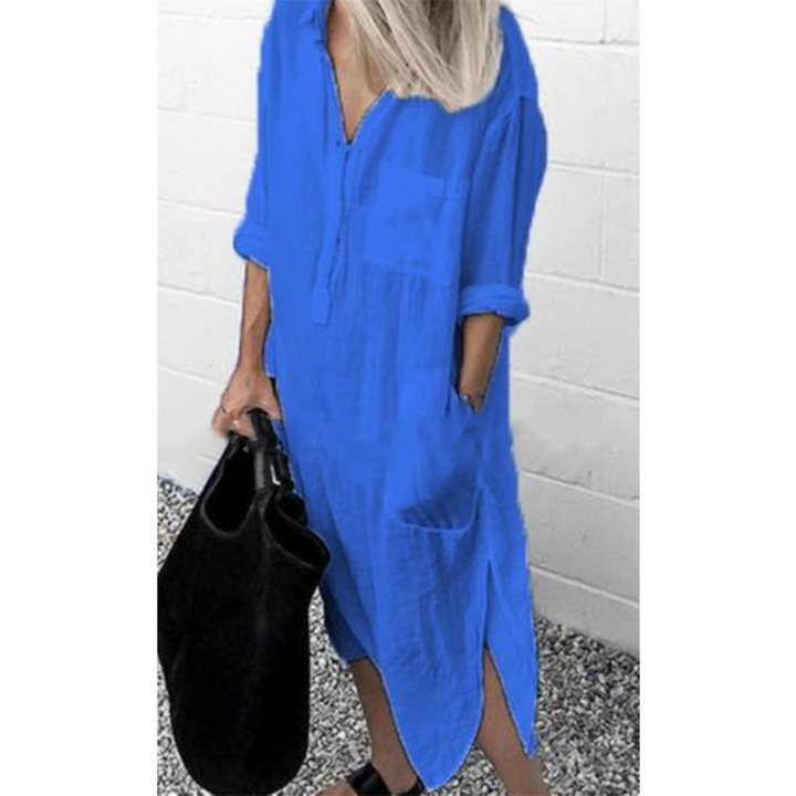 Frau in blauem Leinenkleid mit Taschen, schwarze Tasche, lässiger Sommerlook.