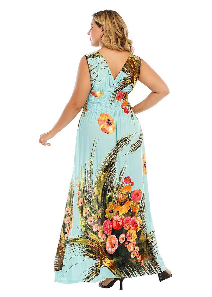 Frau im ärmellosen, blumigen Maxikleid, türkis, Rückansicht, Sommermode, Plus-Size.