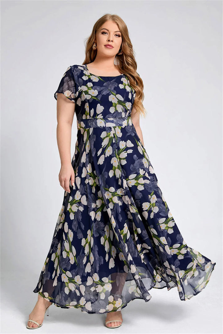 Frau im langen, blauen Blumen-Maxikleid aus Chiffon, Plus-Size, elegant, Sommermode.