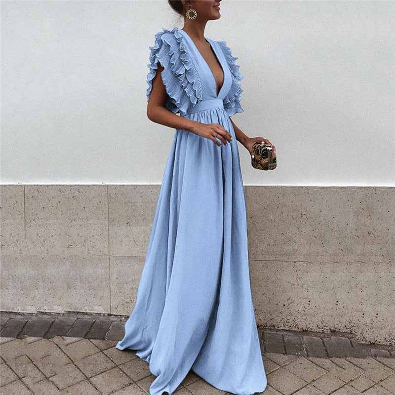 Frau in langem, hellblauem Abendkleid mit Rüschenärmeln, elegantes Design, modisch.