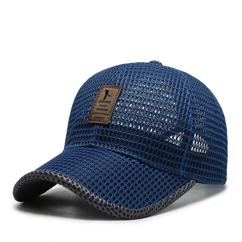 Blaue Netz-Baseballkappe, atmungsaktiv, mit braunem Logo-Patch, ideal für Sommeraktivitäten.