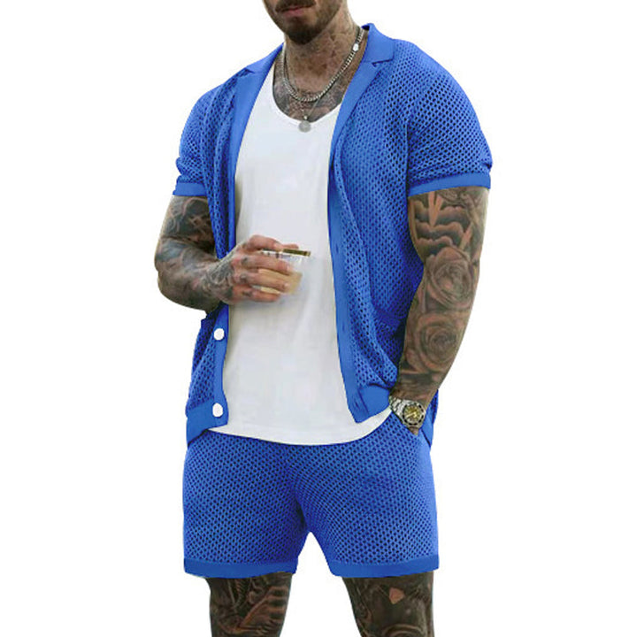Mann in blauem Netz-Shorts-Set, weißes T-Shirt, tätowierte Arme, lässige Sommermode.