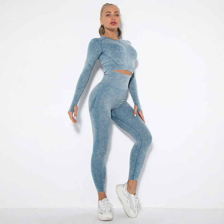 Frau in blauem nahtlosem Sport-Set, langärmeliges Oberteil, Leggings, weiße Turnschuhe.