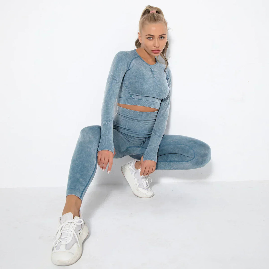 Frau in blauer Sportbekleidung, nahtloses Set, Langarmshirt und Leggings, weiße Sneaker.