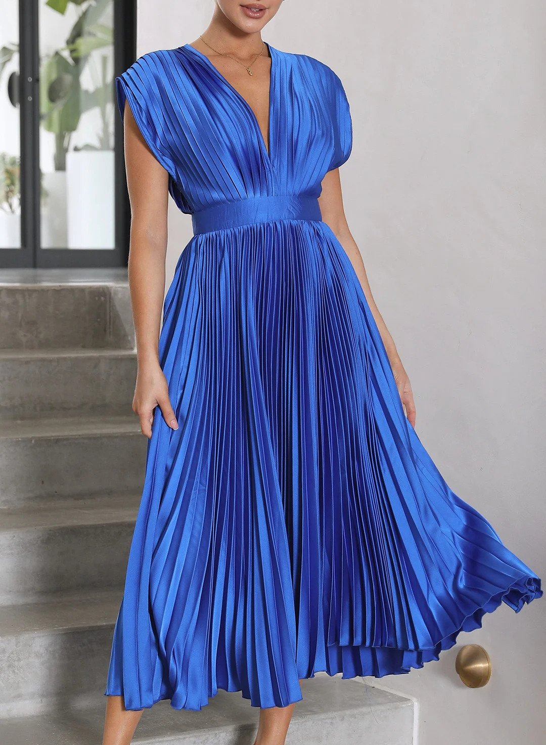 Faltiges blaues Kleid, ärmellos, V-Ausschnitt, elegantes Design, Damenmode, Abendkleid.