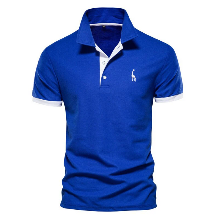 Blaues Polohemd mit weißem Kragen und Logo, Herrenmode, Baumwolle, Freizeitkleidung.