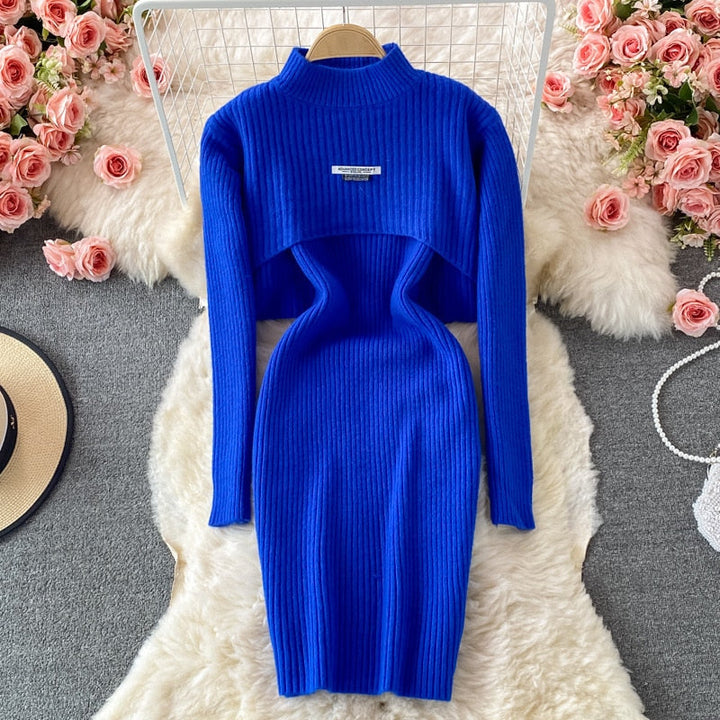 Blaues Strickkleid mit Rollkragen, langärmelig, elegantes Design, Damenmode, Herbstkleidung.