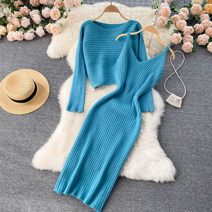 Blaues geripptes Strickkleid mit passendem Pullover, Damenmode, elegantes Outfit, Herbstkleidung.