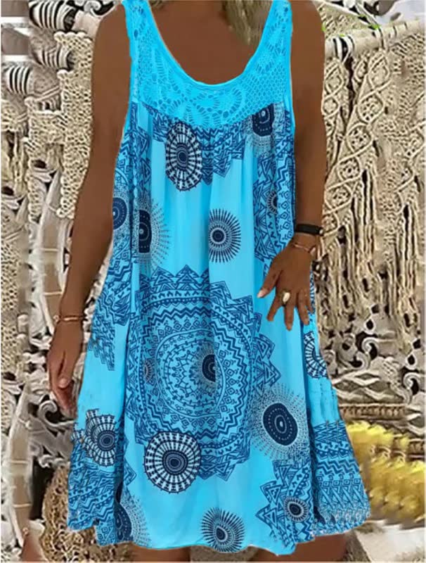 Frau in blauem Sommerkleid mit Mandala-Muster, ärmellos, vor Makramee-Hintergrund.