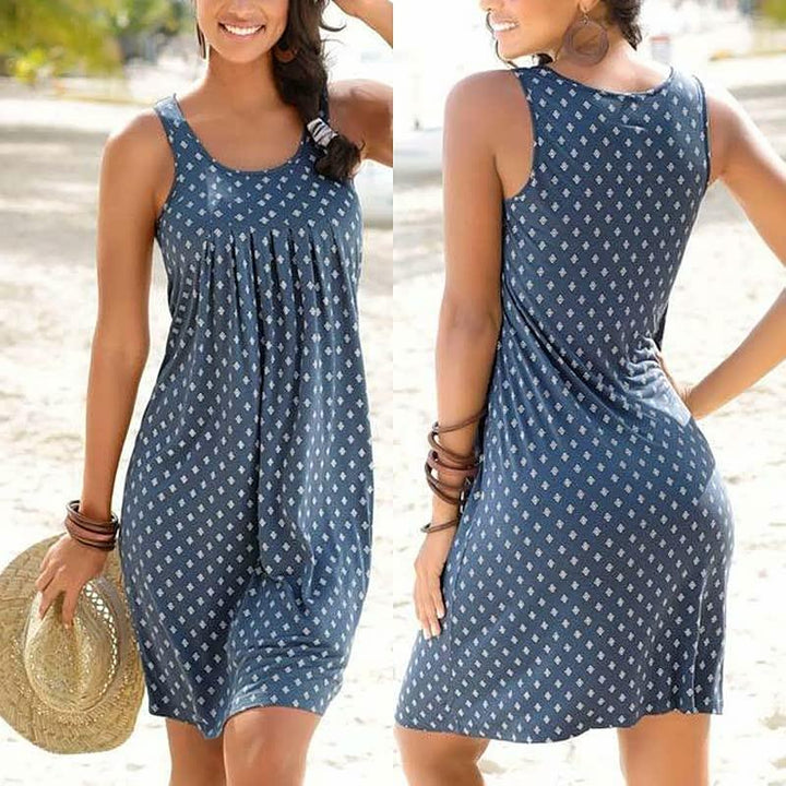 Frau im blauen Sommerkleid mit Muster, Strand, lässig, ärmellos, Mode, Damenbekleidung.