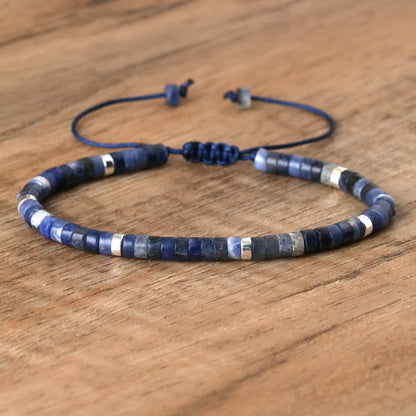 Blaues Sodalith-Armband mit verstellbarem Verschluss auf Holzoberfläche, handgefertigter Schmuck.
