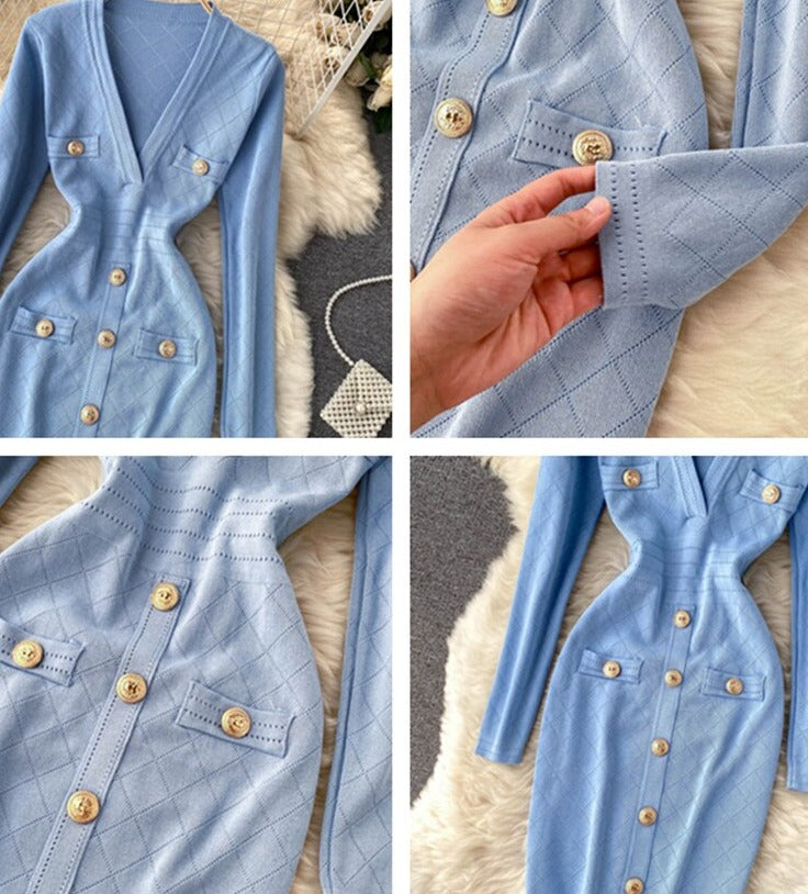 Hellblaues Strickkleid mit V-Ausschnitt, Knöpfen und Taschen, elegantes Design für Damen.