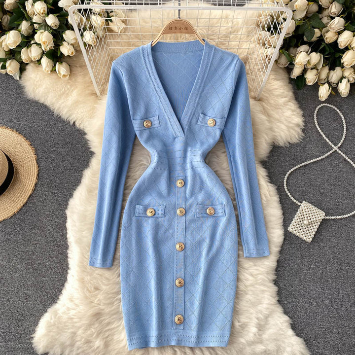 Hellblaues Strickkleid mit V-Ausschnitt, Knöpfen und Taschen, elegant und figurbetont.