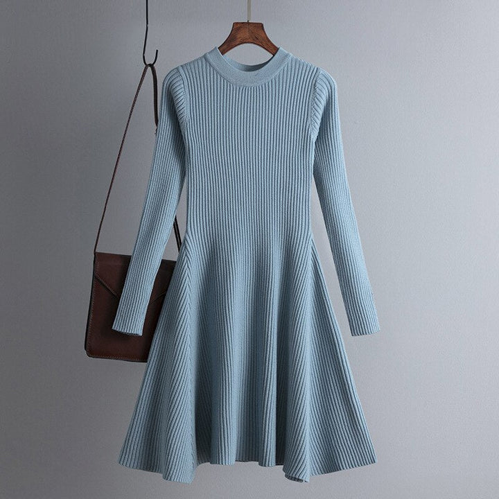 Blaues Strickkleid Damen, langärmelig, A-Linie, elegant, Herbstmode, mit brauner Tasche.