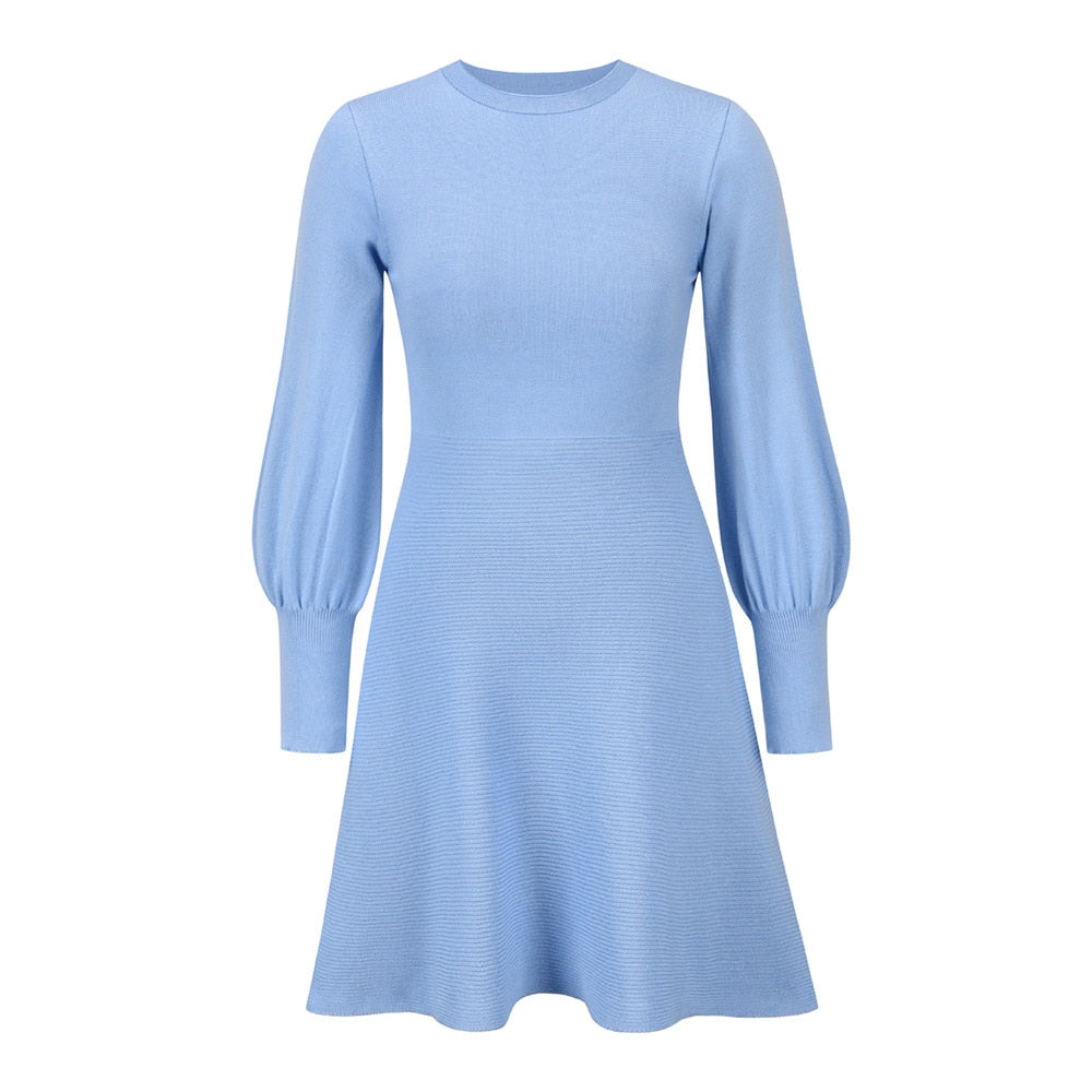 Blaues Strickkleid mit langen Ärmeln, Rundhalsausschnitt, elegantes Design, Damenmode.