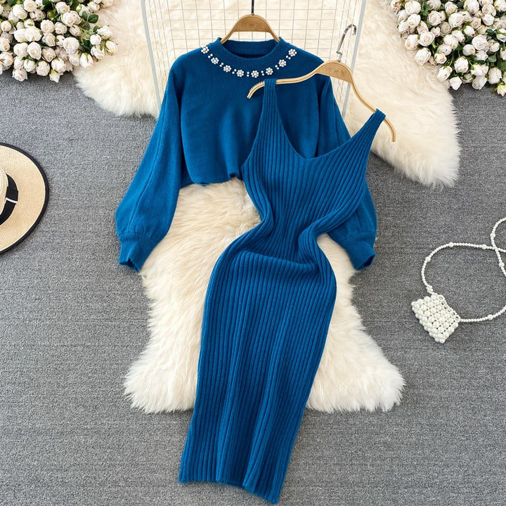 Blaues Strickkleid und Pullover-Set auf Teppich, elegantes Damen-Outfit, Herbstmode.