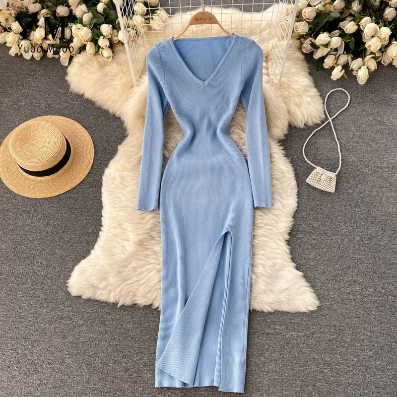Blaues Strickkleid mit V-Ausschnitt, Langarm, elegantes Design, Damenmode, Herbstkleidung.