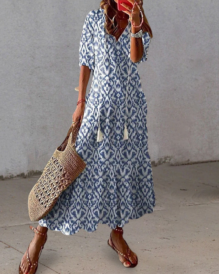 Frau in blau-weißem Boho-Kleid mit Korbtasche und Sandalen, Sommermode, Freizeitkleidung.
