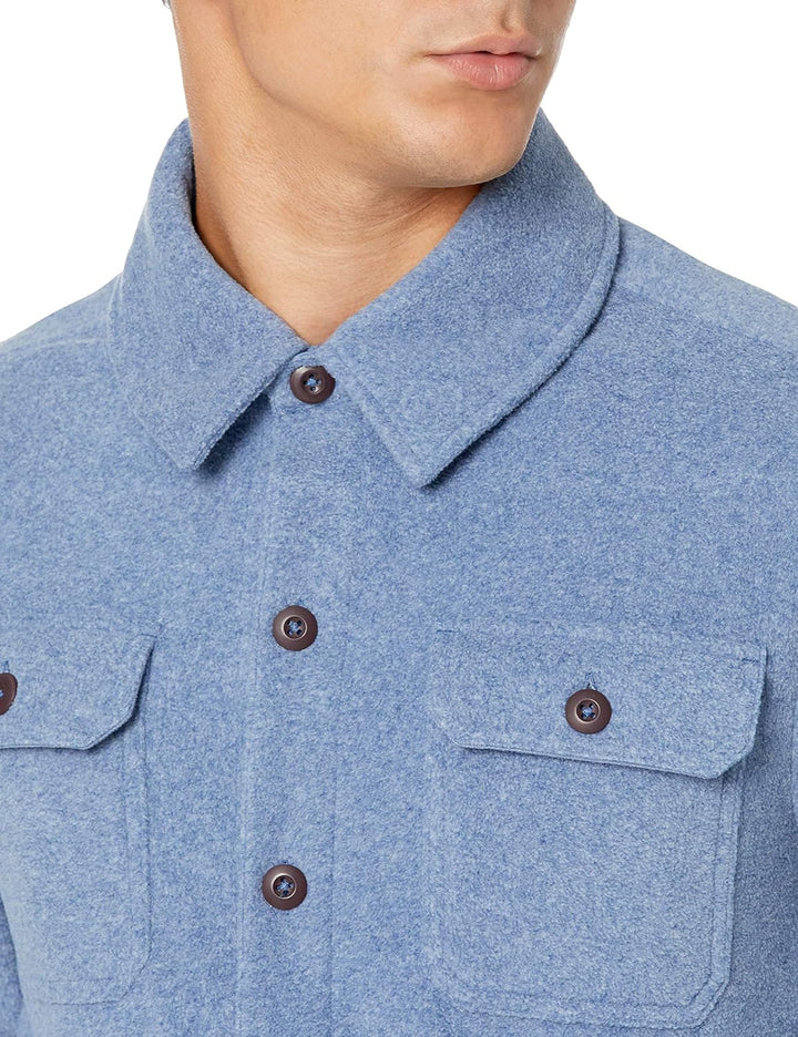 Mann in blauer Wolljacke mit Knopfleiste und Brusttaschen, modisch, Herbstbekleidung.