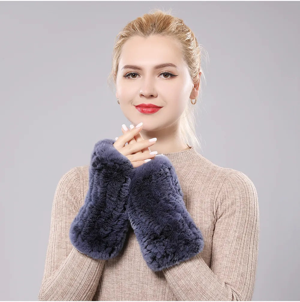 Frau trägt blaue, flauschige Handschuhe aus Kunstpelz, stilvoll, warm, modisch, Winteraccessoire.