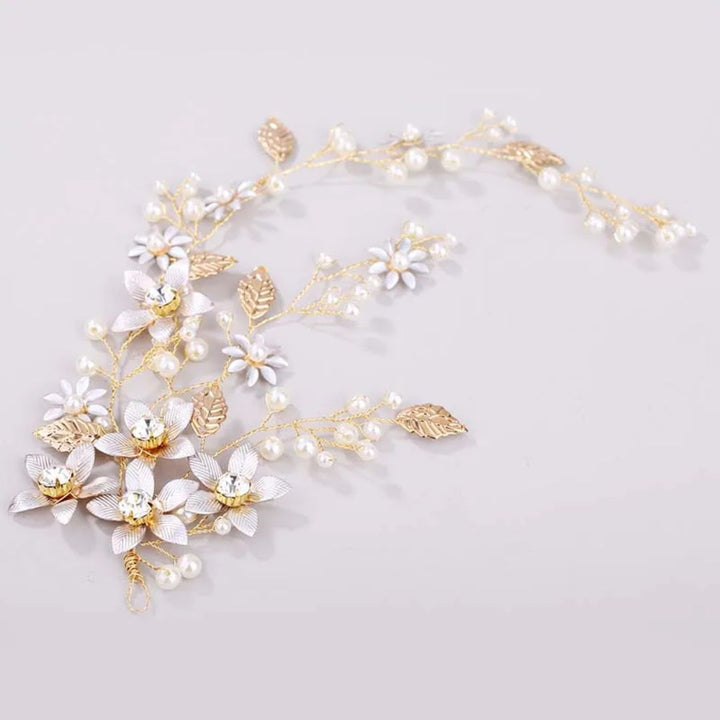 Goldene Haarspange mit weißen Blumen und Perlen, elegantes Brautaccessoire.