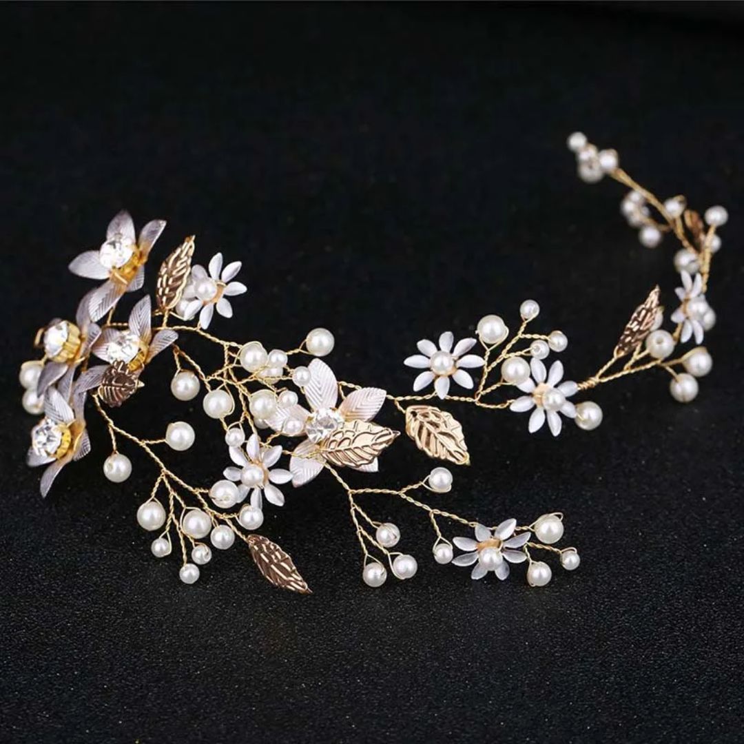 Goldener Braut-Haarschmuck mit Perlen und Blumen, elegantes Design für Hochzeiten.