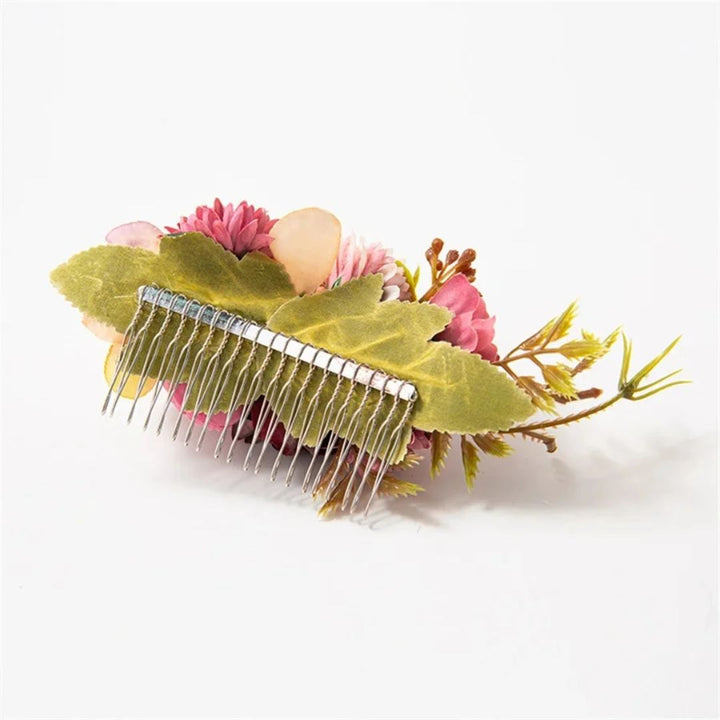 Haarspange mit künstlichen Blumen, Blättern und Metallkamm, ideal für Hochzeitsfrisuren.