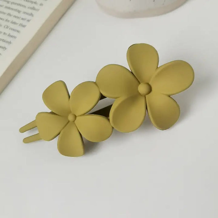 Gelbe Haarspange mit Blumenmotiv, Kunststoff, modisches Accessoire für Damen.