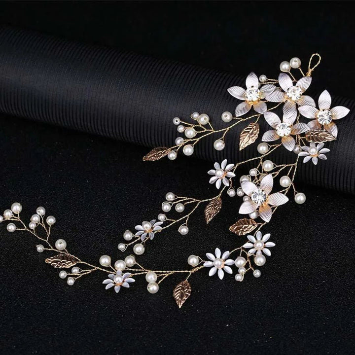 Goldene Haarspange mit weißen Blumen und Perlen, elegantes Brautaccessoire.