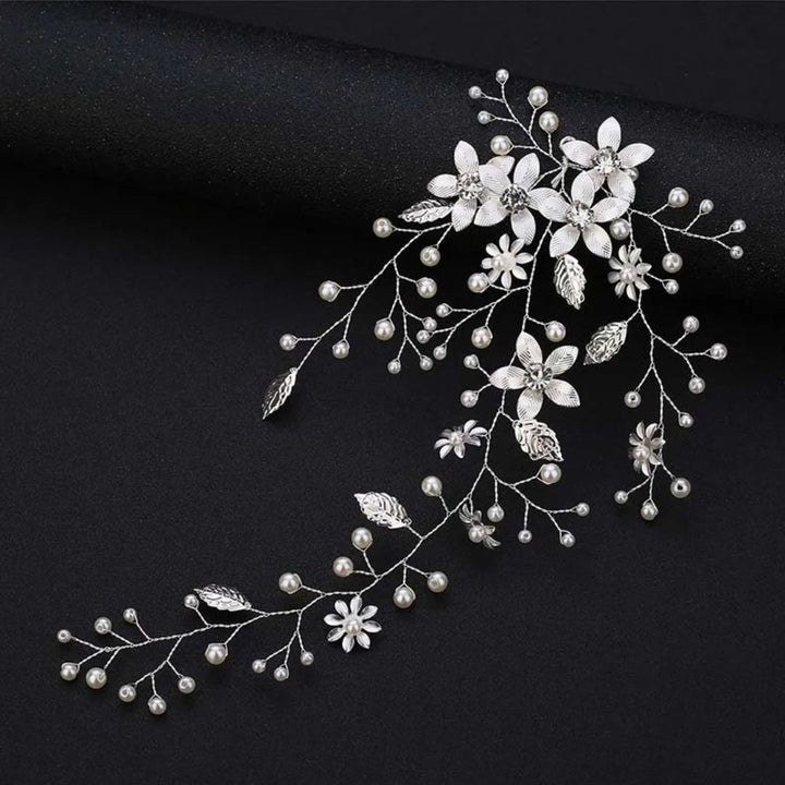 Silberne Haarspange mit Blumen und Perlen, Brautschmuck, elegantes Design, Hochzeit Accessoire.