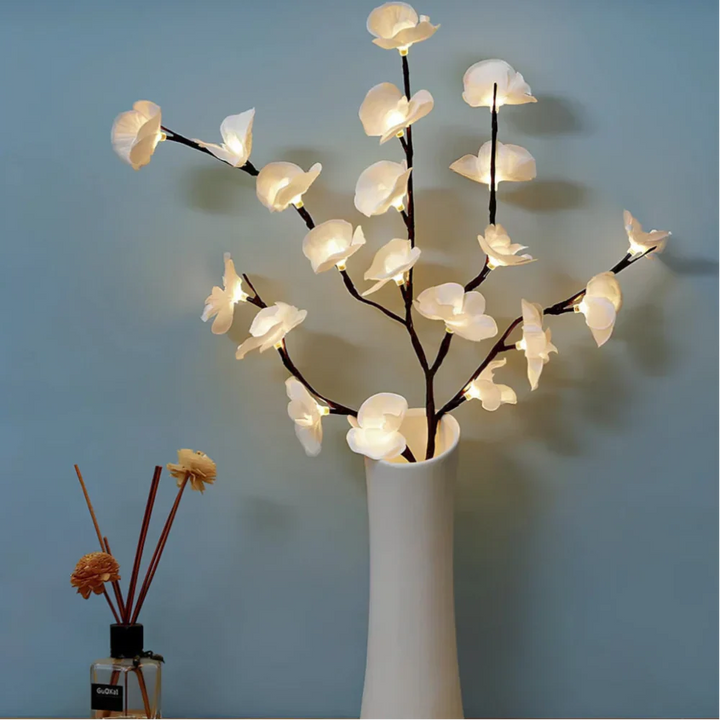 LED-Blumenlampe in weißer Vase, dekorative Beleuchtung, Wohnzimmer, modernes Design.