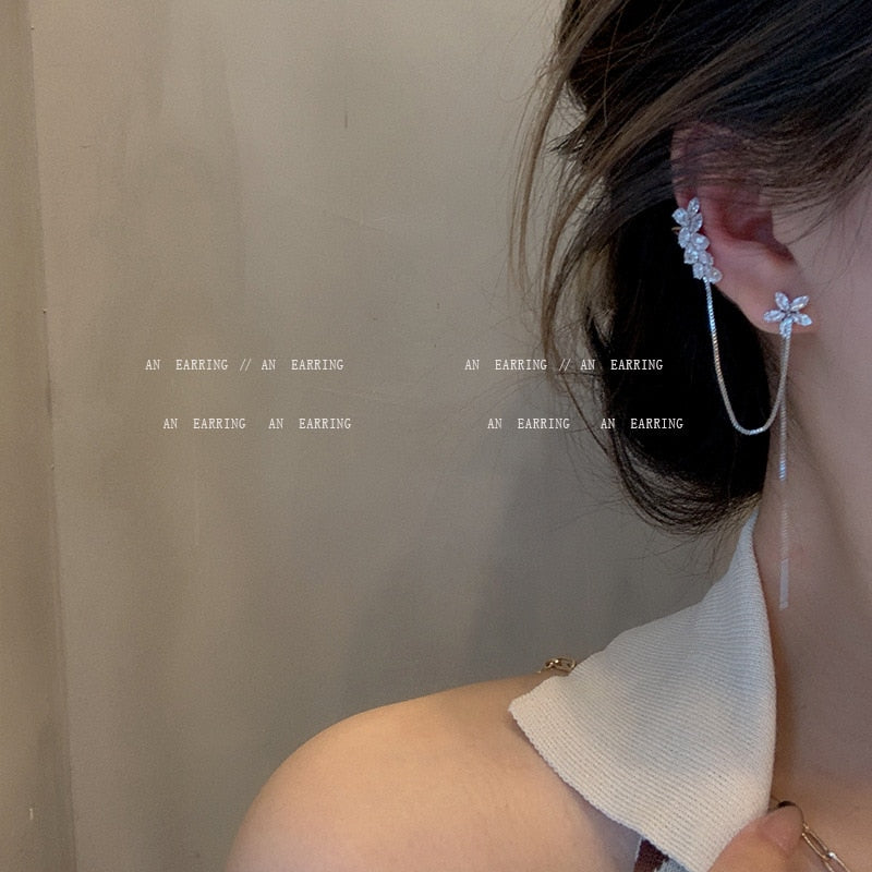 Silberne Ohrringe mit Blumenmotiv, lange Kette, elegantes Design, Damen-Schmuck.