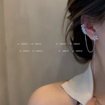 Silberne Ohrringe mit Blumenmotiv, lange Kette, elegantes Design, Damen-Schmuck.