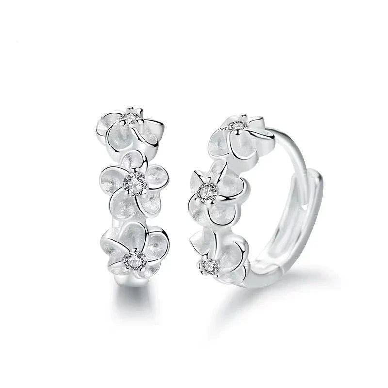 Silberne Blumen-Ohrringe mit Kristallen, eleganter Schmuck, modisches Accessoire.