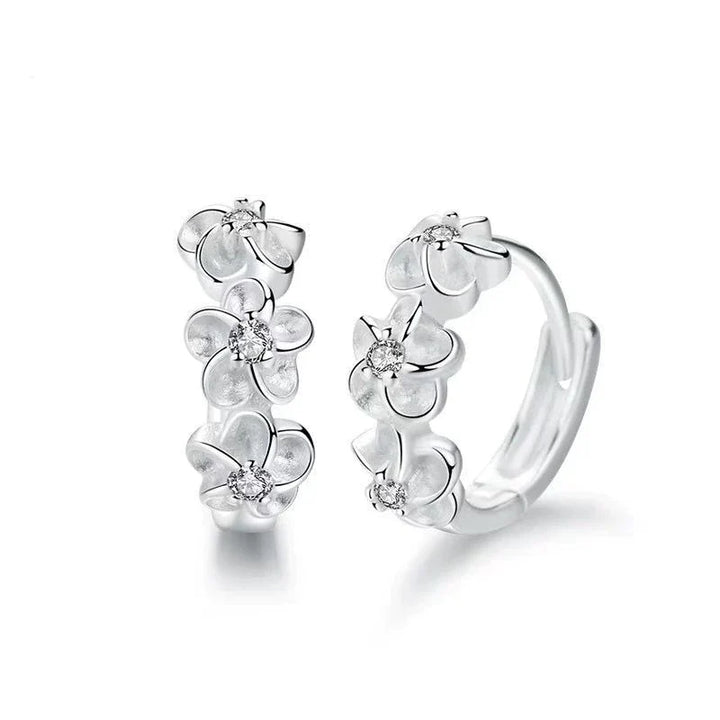 Silberne Blumen-Ohrringe mit Kristallen, eleganter Schmuck, modisches Accessoire.