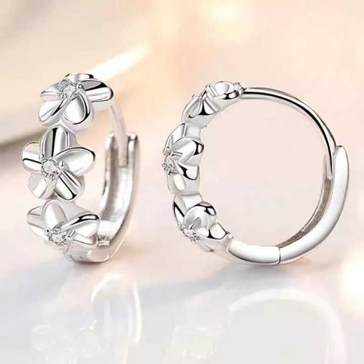 Silberne Creolen mit Blumenmuster, Zirkonia-Steinen, eleganter Schmuck für Damen.